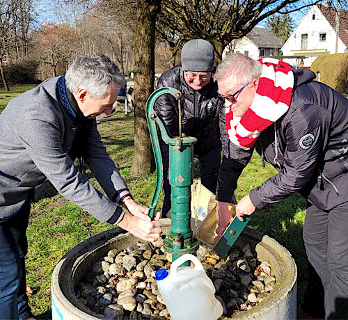 Geldbeutelwaschen am Aschermittwoch – Symbolische Reinigung der städtischen Geldkasse im Puchheimer Bürgergarten